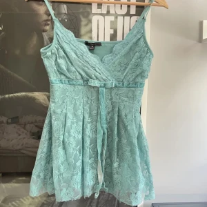 Turkos y2k linne - Passar M skulle jag säga men även S 🤍 tecken på användning finns men är på det stora hela bra skick 🤍🫶🏻 Kan tänka mig gå ner i pris vid snabb affär 🤍 