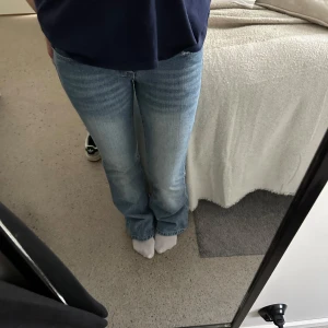 Low waist bootcut blåa jeans - Jättefina jeans men tyvärr för små för mig, aldrig använda av mig. Skulle säga att dom är lite mindre i storleken. 