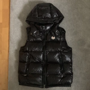 Moncler väst - Lite andvänd men ser fortfarande bra ut
