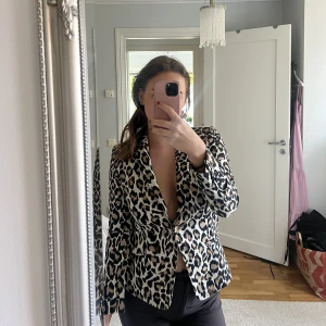 Leopardmönstrad kavaj - Så snygg kavaj från mango storlek M, något liten i storleken dock, så passar helt klart S också! Aldrig använt!