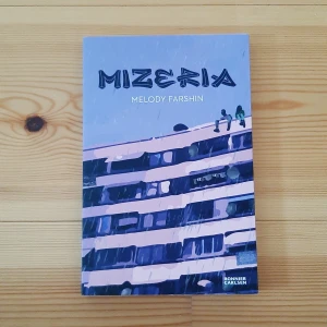 Mizeria bok - Boken Mizeria av Melody Farshin. Boken handlar om syskonen Ali och Aicha som växer upp i förorten och deras problem med vänner, relationer och utanförskap. Perfekt om man har svårt för att läsa böcker eller om man vill läsa en bok med slang❣