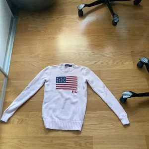 Ljus rosa stickad tröja ifrån Ralph Lauren. - Säljer en snygg ljus rosa stickad tröja från Ralph Lauren. Gratis frakt vid upphämtning, 40kr frakt annars.