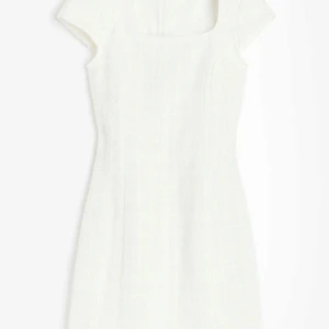 Vit klänning i boucle - Säljer en superfin vit kortklänning med ett subtilt rutigt mönster. Klänningen har korta ärmar och en fyrkantig halsringning som ger en klassisk look. Nypris: 549kr