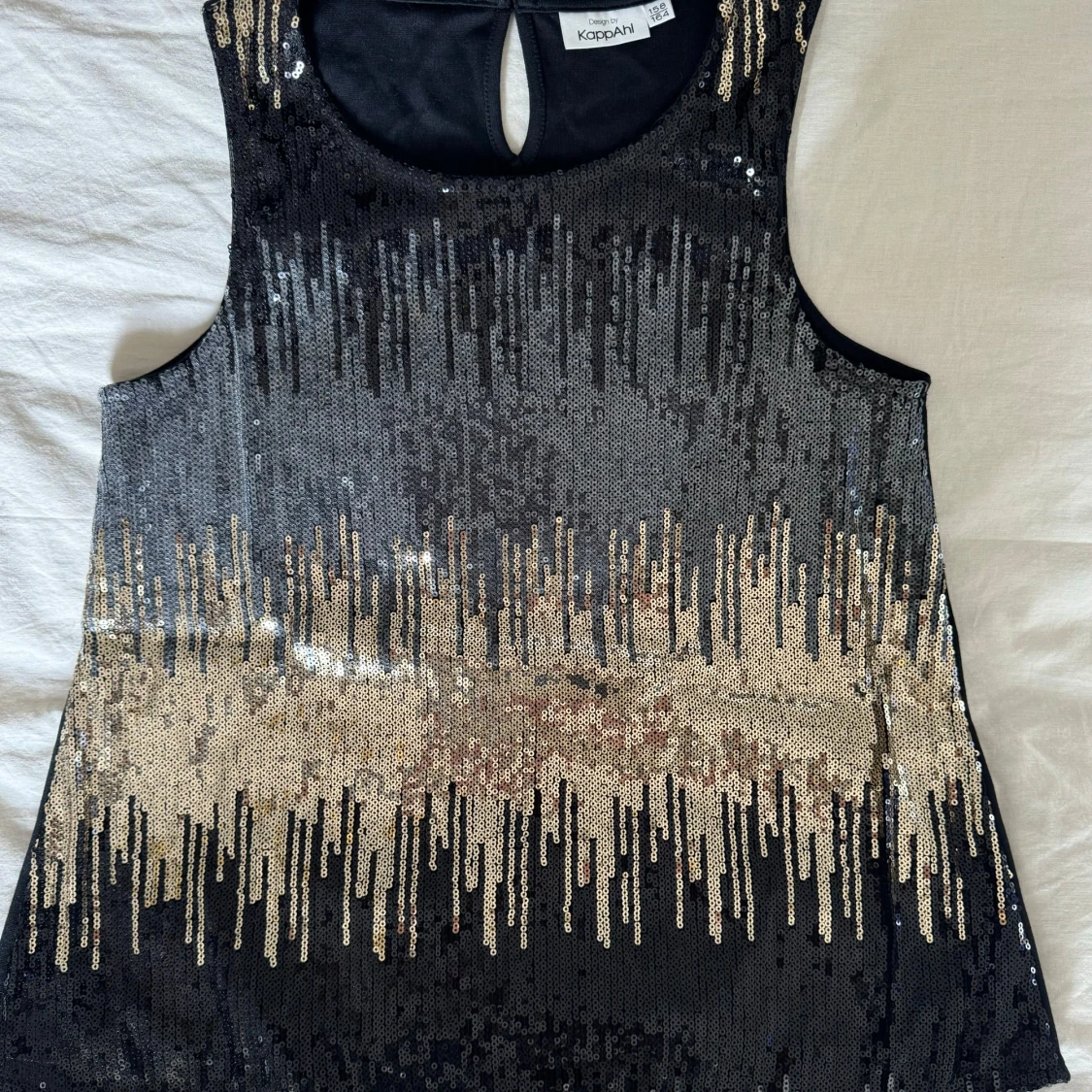 Svart och guld paljettlinne.  - 92