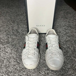 Gucci skor  - Säljer mina sjukt feta Gucci skor, dom är i bra skick 8/10, finns inga håll eller liknade, nypriset ligger på ca 8k allt og inklusive kvitto följer med vid köp!