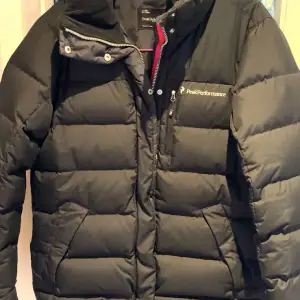 Svart Peak Performance vinterjacka i dam modell. Välanvänd men väldigt gott skick. Storlek L (fits M/S)  Skick: 9/10 