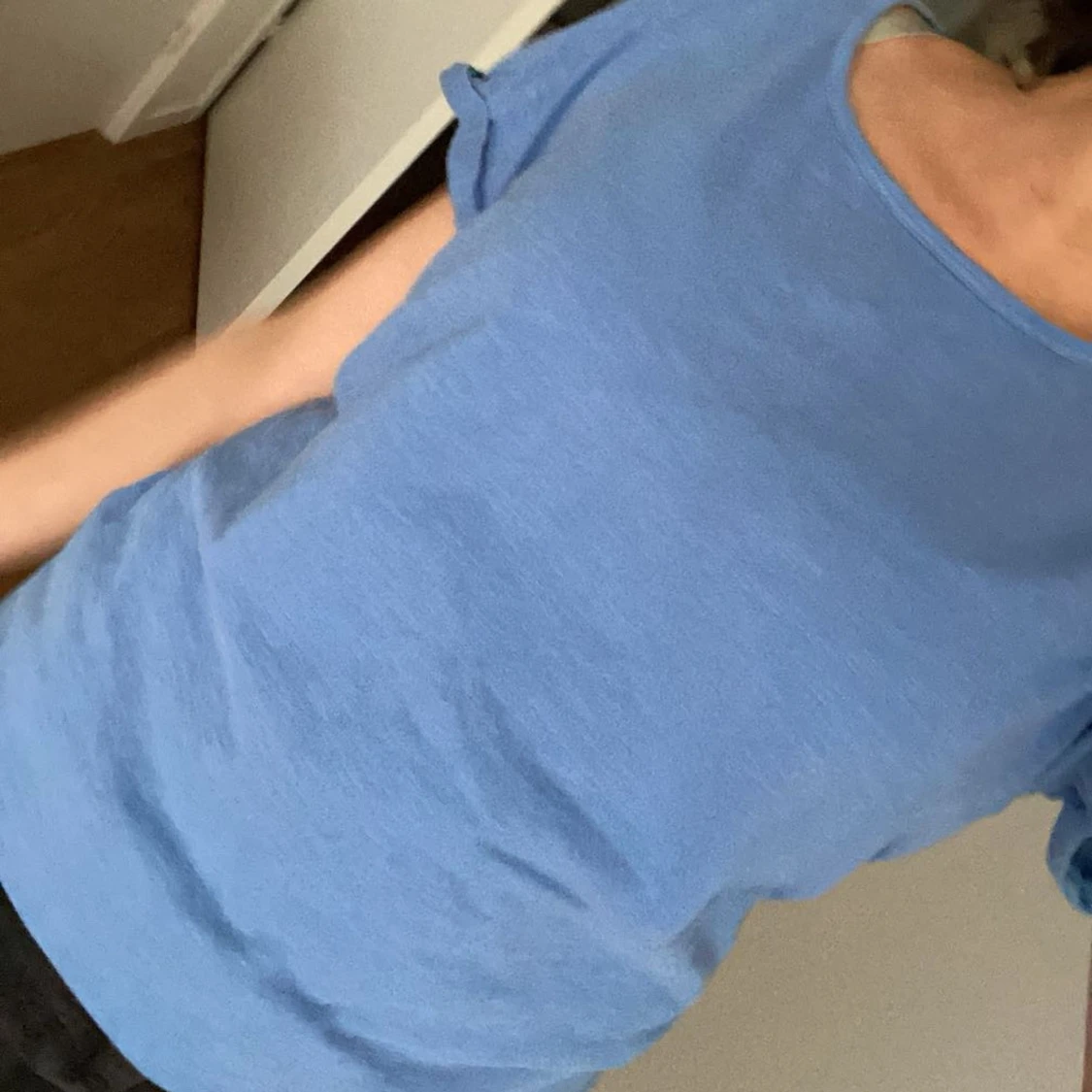 En blå kortärmad tröja med en bred nacköpning  - 90