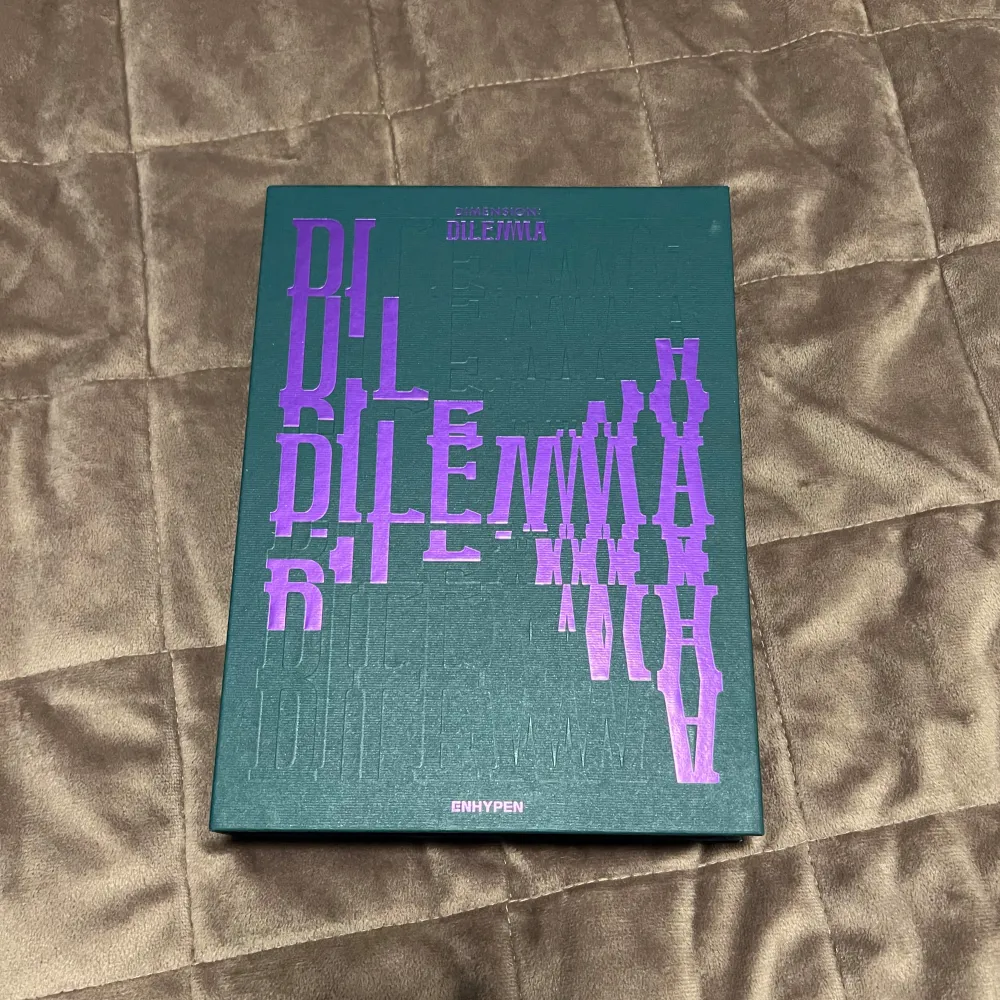 Enhypen dimension dilemma album, det på bilderna kommer med💗. Övrigt.