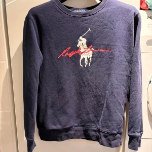 Ralph lauren tröja - Säljer en riktigt skön marinblå Ralph lauren tröja i bra skick som är storlek xs/14-16 år. Nypris 1400