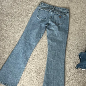 Abrand jeans - Säljer ett par ljusblåa lowwaist/midwaist Abrandjeans. Jeansen är i storlek 26 och i väldigt gott skick. Midjemåttet: 36 cm innerbenslängden: 78 cm. Köpte för 999kr säljer för 450. Priset kan diskuteras! 