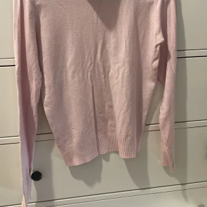Stickad tröja  - Stickad rosa tröja i storlek S Använd några gånger 