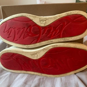 Loubitins  - Hej säljer min loubitins då jag har tröttnat på dom. Dom e slitna därför så billigt pris.