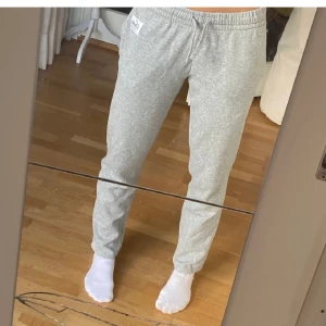 Ljusgråa Andy mjukisbyxor - Dem två första bilderna är lånade då jag inte får på mig mina mjukisar men sista bilden är tagen av mig. Dem är som nya och nästan ALDRIG använda storlek 150. Super mjuka och sköna!