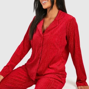 Röd Pyjamas set 300:- - En parfekt julpyjamas. Köpte den pyjamasen för 530:- från Boohoo. Jag bar den endast under julen förra året. 