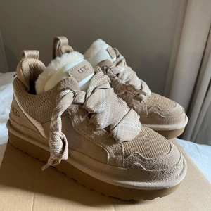 Uggs sneakers - säljer mina oanvända uggs sneakers eftersom jag beställde i för stor storlek