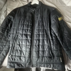 Äkta barbour jacka - En jätte fin och varm höst jacka äkta barbour jacka köptes för någon månad sen men bara legat sen dess vill bli av med dem så säljs för bra pris nyskick.passar även mindre storlekar den är storlek L men passar mig som vanligtvis har M 