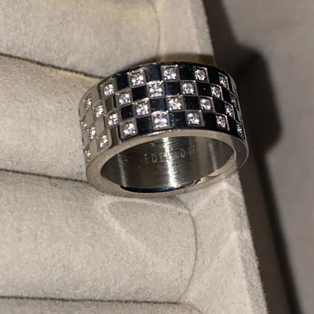 Säljer denna ring från Edblad med rutat mönster med stenar! Är ifrån edblads äldre kollektioner och går inte att köpa på hemsidan. Ringen är 17.50 i diameter Se bild 3 . Accessoarer.