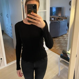 svart långärmad tröja - svart långärmad tröja från LMTD i storlek M, använt 2/3 gånger så den är i väldigt fint skick 