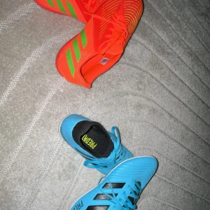 Inomhus skor  - Hej jag säljer två par innomhus skor. De båda paren är endast använda 1 gång och är som i nyskick. De orangea är i storlek 43 o 1/2  och de blå i 40 o 1/2.