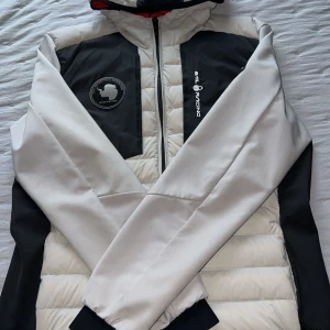 Sail racing jacka - Säljer nu min Sail racing jacka eftersom att jag växt ur den. 7/10 skick med några få defekter. Pris kan diskuteras vid snabb affär!