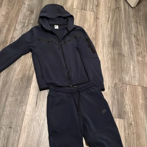 Nike tech fleece  - Säljer hela settet för 799. pga inte min still.  Huddie är i storlek M och byxorna S. Det är i helt Ok skick 6/10.