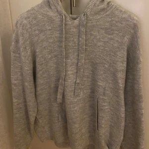 Stickad hoodie  - Super fin stickad hoodie i storlek S. Ljus grå färg, är köpt i Spanien. Men av märket lefties. Använd fåtal gånger så är i ny skick!