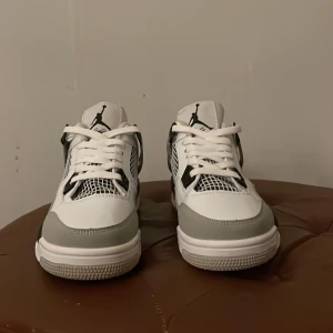 Jordan 4s - Box ingår ej, inget kvitto, aldrig använda, bra skick, känns mycket mindre än sin riktiga storlek