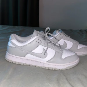 Nike dunk low grå/vit - Sparsamt använd i bra skick, bara använda några få gånger Inga märkbara slitage eller crease  