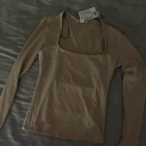 Fin topp  - En super fin men oxå super skön topp! Beige med fyrkantig halsringning, aldrig använd, inga defekter! Köptes för 99kr 