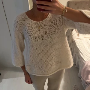 Stickad tröja - Vit stickad tröja. Trekvartslång ärm