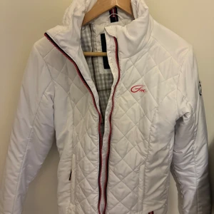 Vit quiltad jacka från five season - Säljer en snygg vit quiltad jacka från five seasons. Den har en dragkedja framtill och är i mycket bra skick. Perfekt för höst och vår med sin stilrena design och bekväma passform. Jackan har långa ärmar och en liten logga på bröstet.