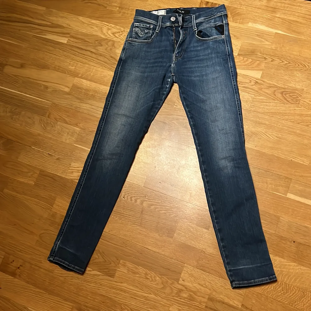 Replay anbass😍!Säljer ett par snygga blå jeans i slim fit. De har en klassisk femficksdesign och är i mycket bra skick. Perfekta för både vardag och fest! 🕺använda 2 gånger. Nypriset på dessa ligger runt 1700! Säljer för 549! OBS spegel har fläckar inte jeansen😅. Jeans & Byxor.