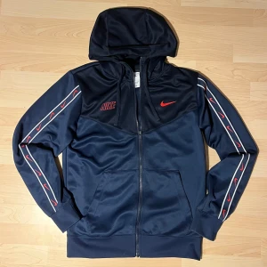 Mörkblå hoodie från Nike - Säljer en riktigt snygg mörkblå hoodie från Nike i storlek S, men den passar även M. Passar både till träning och vardag! Skriv om det finns frågor!