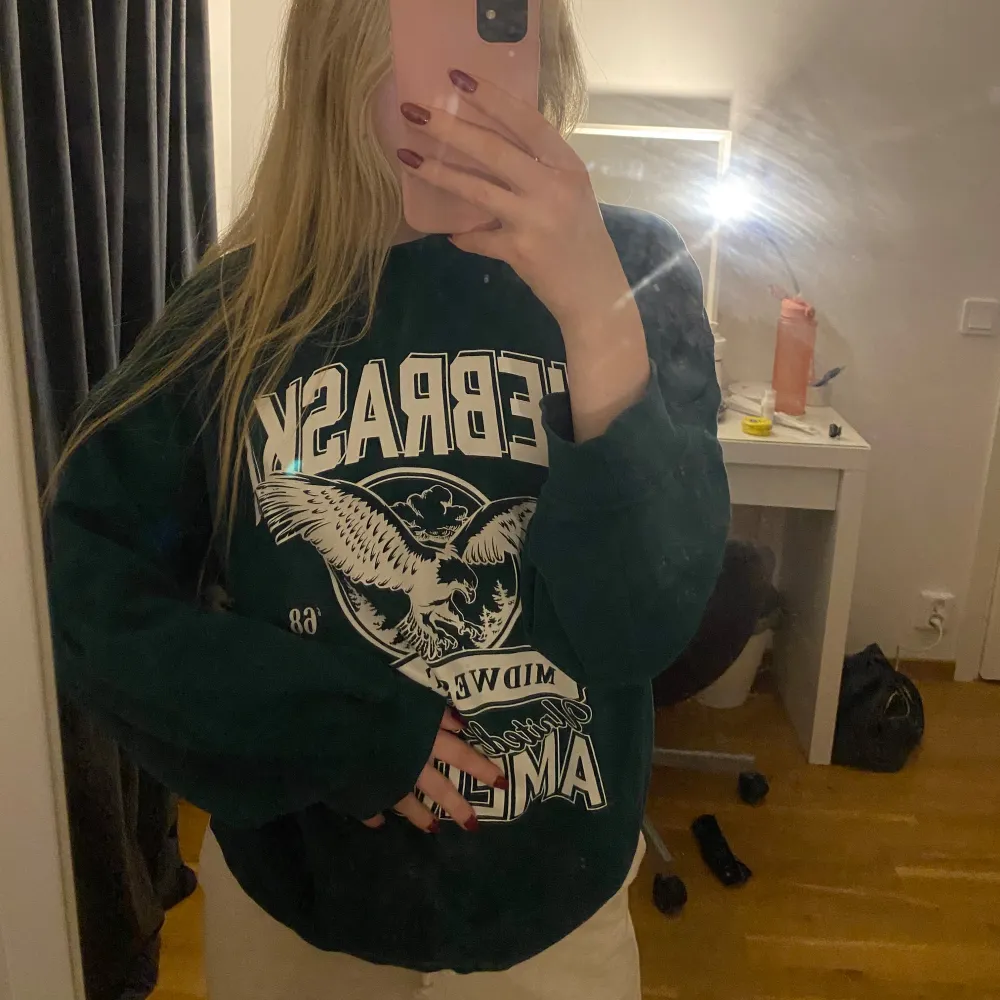 Oversized mysig sweatshirt från hm. Står xs men är som M skulle jag säga. Den är mörkgrön och i bra skick. Tröjor & Koftor.