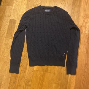 Mörkblå tröja från Sebago - Mörkblå långärmad tröja i storlek M 100% bomull. Skriv vid frågor/intresse