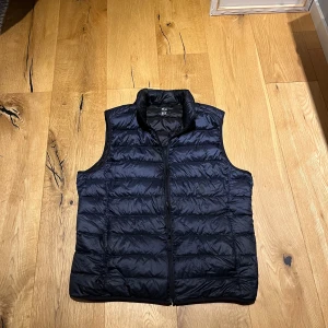 Väst - Säljer en snygg Uniqlo väst i storlek M men passar också S. Västen är marinblå och har inga defekter!