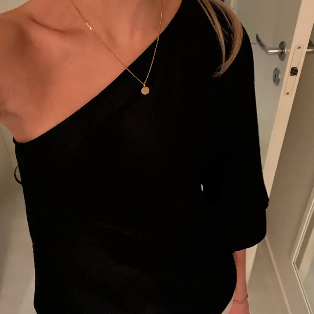 Oneshoulder blus från arket som inte kommer till användning. Nypris 799. Blusar.