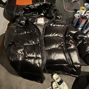 Moncler Maya (2023) - Säljer återigen min Moncler Maya som är perfekt för vintern. Utmärkt skick och det finns fler bilder om man vill ha de. Hör av vid frågor 