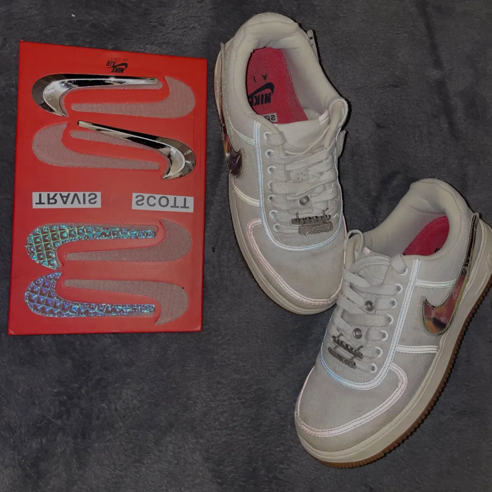 Nike Af 1 low x Travis Scott med produkt-ID AQ42011- 101 i storlek 41. Skorna är i perfekt skick och kommer med originalkartong. Denna exklusiva modell är perfekt för sneakerälskare och ger en unik stil, nypris mellan 10-15tusen kr. https://www.hypeclothinga.com/en/shop/nike-air-force-1-low-x-tra. Skor.