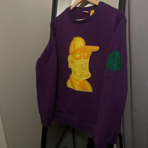 Sällsynt Moncler Maglia Girocollo Big Logo Sweatshirt - Säljer en riktigt fet Moncler lila Maglia Girocollo Big Logo Sweatshirt i Medium passar även S som är bland det svåraste plagget och mest sällsynta plagget Moncler någonsin skapat! Tar varje outfit till nästa nivå och väldigt skön och fin passform.