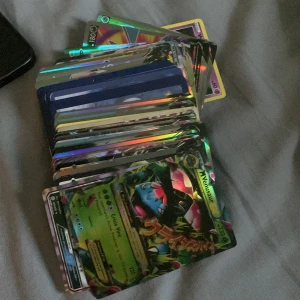 Pokémon kort  - 250kr för alla fri frakt postas via postnord med frimärken!!  Pris kan sänkas vid snabb affär,släng ett meddelande om du är intresserad lägg gärna bud, först till kvarn!’