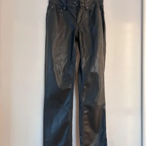 Skinn byxor - Säljer dessa skinnbyxor! Dom är raka i modellen med låg midja😊 Har aldrig använt då de inte passade mig! 