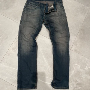 Levi’s Vintage Faded Denim - Vintage skick, okalrt vilken modell men sitter som ett tightare 501 typ…