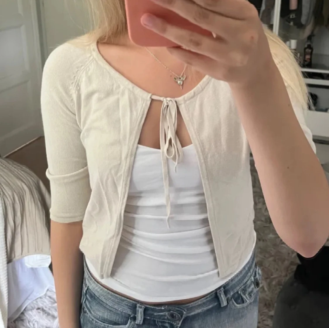 Vit bolerotopp med knyt