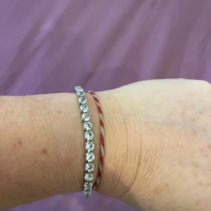 Glittrigt armband med stenar - Säljer ett superfint glittrigt armband med klara stenar. Perfekt för att ge lite extra bling till din outfit! Armbandet är i mycket bra skick och passar till både vardag och fest. Det har en enkel låsning som gör det lätt att ta på och av. Perfekt present till dig själv eller någon du tycker om! ✨