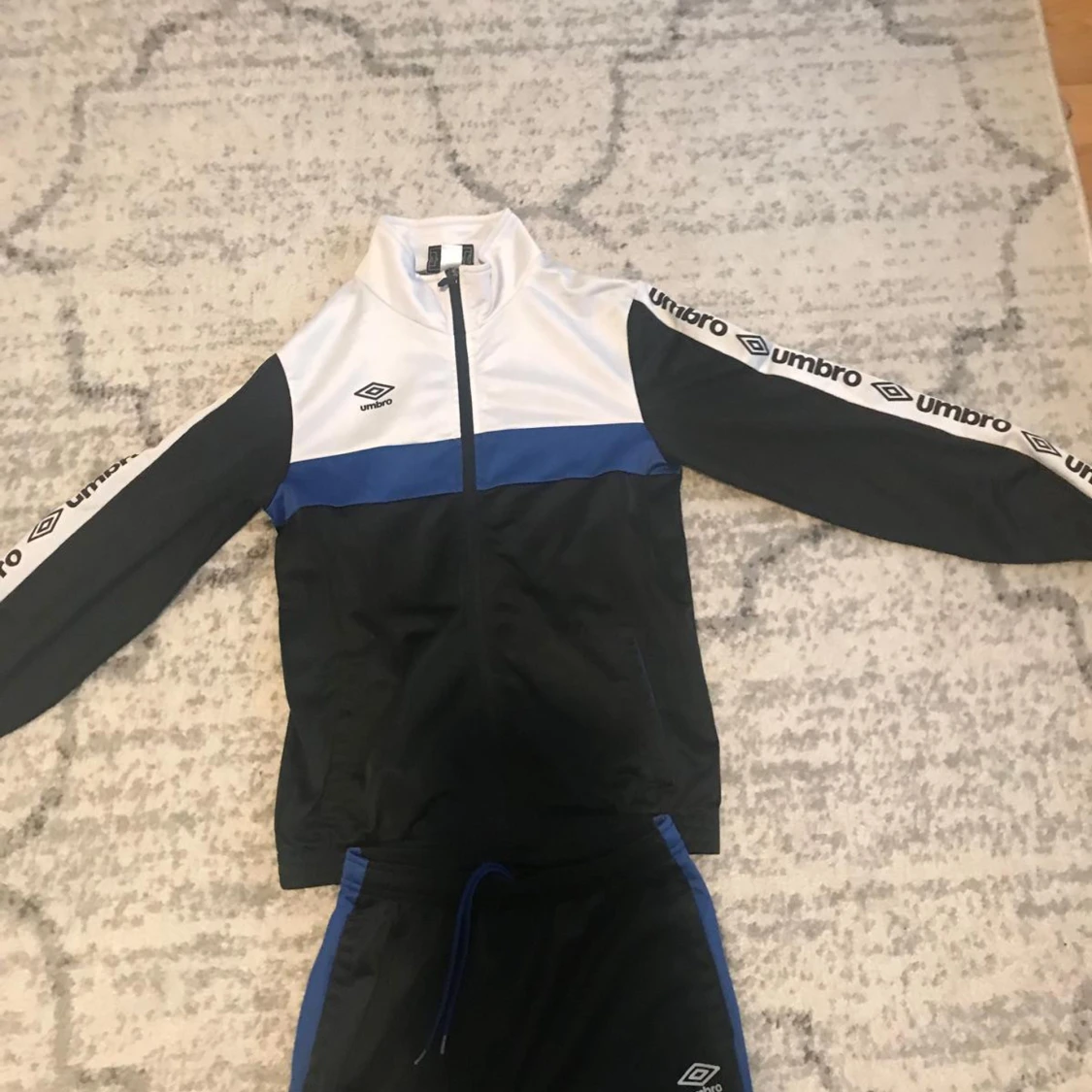 Svart och vit träningsdräkt från Umbro - 90