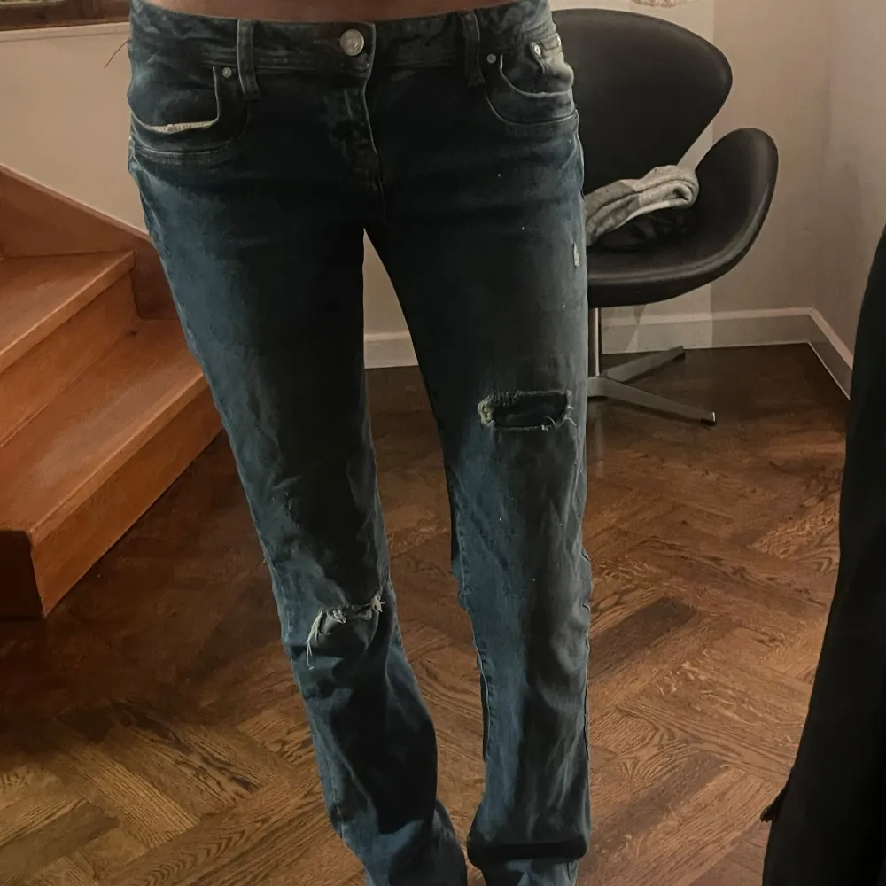 Säljer ett par blå lowrise bootcut jeans. Säljer pga av att dem inte passar💞. Jeans & Byxor.