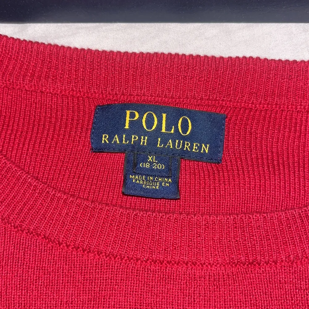 Säljer en snygg röd tröja från Ralph Lauren i storlek XL. Den har långa ärmar och stiliga bruna armbågslappar som ger en klassisk touch. Perfekt för höst och vinter! Ända anledningen varför jag säljer den är pga armbågslapparna annars är den väldigt snygg och skön. Armbågslapparna kan man sy upp och ta bort. Har tyvärr inget kvitto. Pris kan diskuteras.. Hoodies.