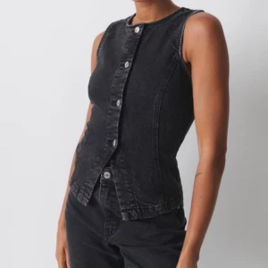 Svart jeansväst - Snygg svart jeansväst i normal passform med knappar framtill. Perfekt för en cool och avslappnad stil. Västen är ärmlös och har en klassisk design som funkar året runt.