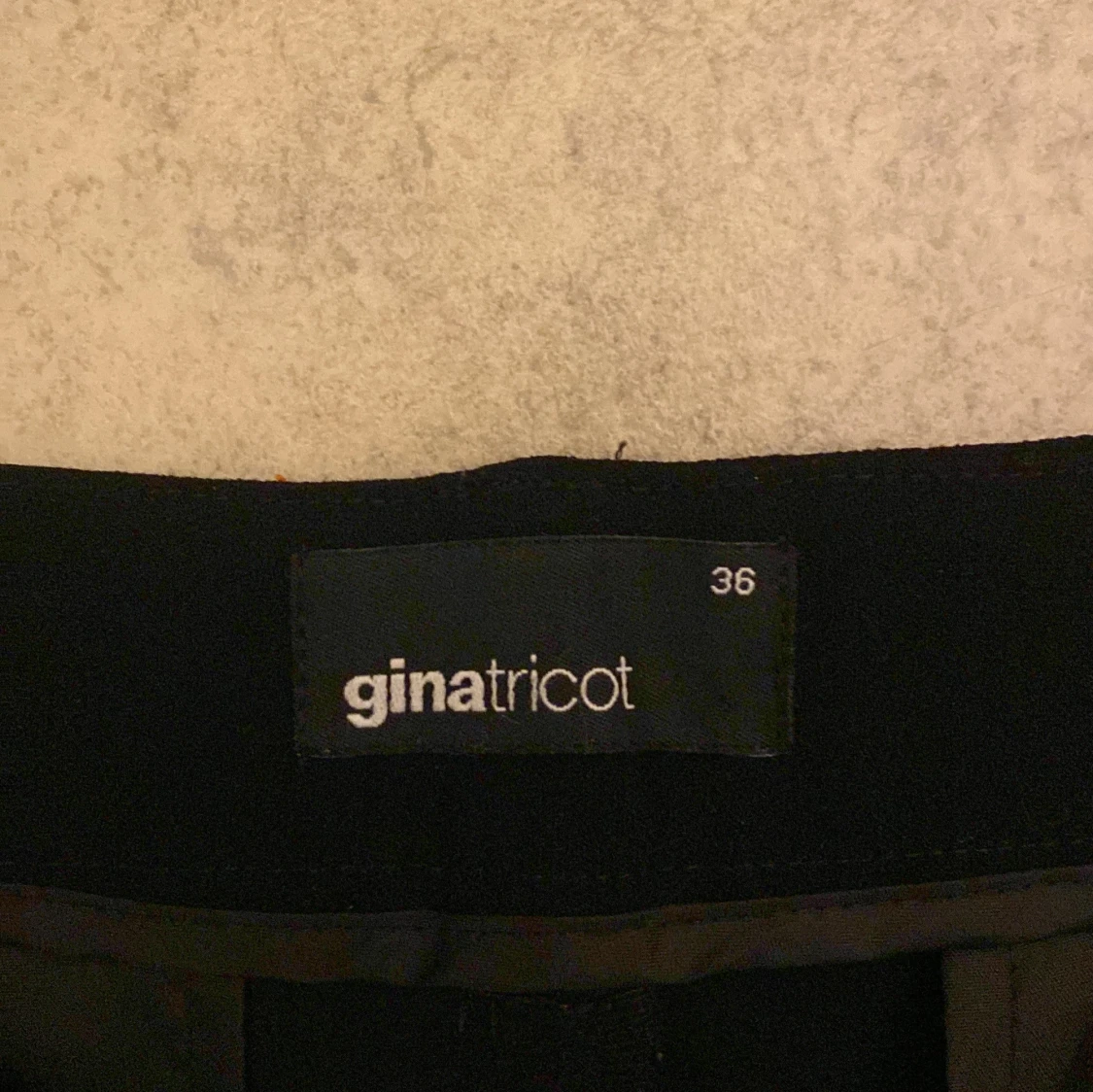 Svarta byxor från Gina Tricot - 90